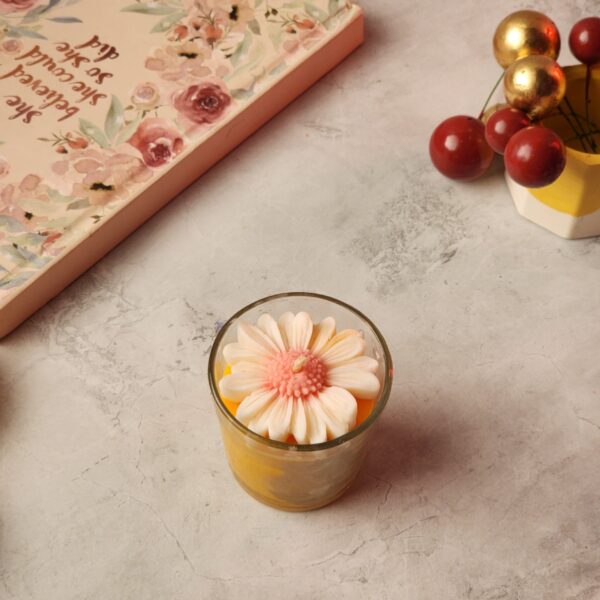 Daisy Theme Candle - Image 2